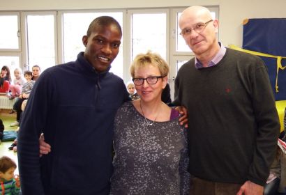 Gastmutter Dörte Behn-Hartwig mit ihrem Schützling Oatshela Moleko und Superintendent Holger Grünjes.