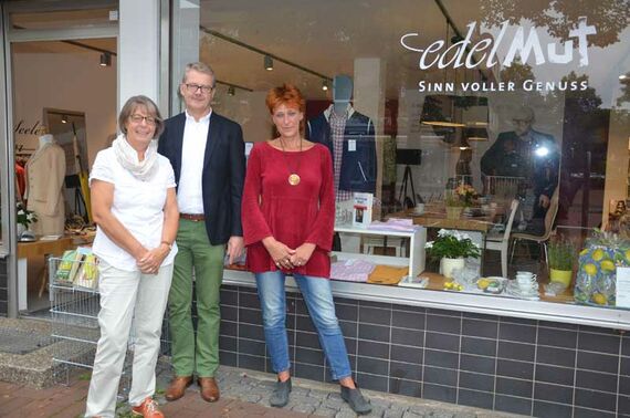 Gemeinsam gestalten sie die Begegnungsmöglichkeit beim Stadtfest Burgwedel (von links): die edelMut-Vorsitzende Heidrun Zeilbeck, Pestalozzi-Vorstand Claus Fitschen und Kirchenkreissozialarbeiterin Angela Carld. Foto: Andrea Hesse