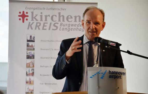 „In der Theologie gibt es keine Sicherheit sondern Gewissheit“: Landesbischof Ralf Meister hielt das Impulsreferat. Foto: Andrea Hesse