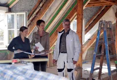 In enger Abstimmung begleiten sie den Umbau des Obergeschosses im Gemeindehaus Brelingen (von links): Pastorin Debora Knoblauch, Marion Bernstorf und Stefan Grimsehl. Foto: A. Hesse