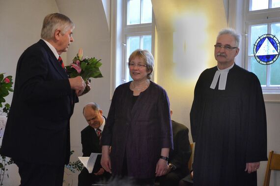 Kirchenvorsteher Fritz Garms begrüßt Christiane Plöhn, Ehefrau von Rainer Henne, in der Fuhrberger Kirchengemeinde. Foto: Andrea Hesse