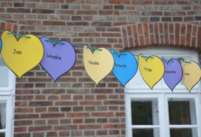 Mit einer bunten Girlande aus Namensherzen wurden die Kinder vor dem neuen Haus begrüßt.