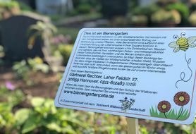Ein Schild am Bienengarten informiert die Besucherinnen und Besucher. Foto: Pascal Bade