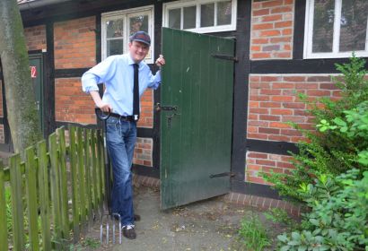 BU: Mit Nickelbrille, Schirmmütze und Forke: Herbert Hanfkötter alias Rainer Müller-Jödicke. Foto: Andrea Hesse