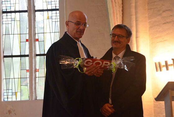 Ein Dankeschön vom Kirchenkreis überreichte Superintendent Holger Grünjes. Fotos: Andrea Hesse