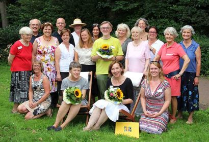 Das Hospizdienst-Team, Burgwedels Bürgermeister Axel Düker (hinten, Zweiter von links), stellv. Bürgermeisterinnen Isernhagens Sabine Möller (hinten, Zweite von rechts) und Dr. Renate Vogelgesang (mittlere Reihe, Dritte von links.)