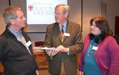Erste Besprechung in der Sitzungspause (von links): Michael Brodermanns, Friedrich Engeling und Susann Lichterfeld. Foto: A. Hesse