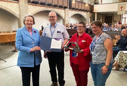 Dr. Viva-Katharina Volkmann (von links) überreichte den Kreativpreis an Matthias Müller, Rika Uhle und Anke Kappler. Foto: Sabine Behrens