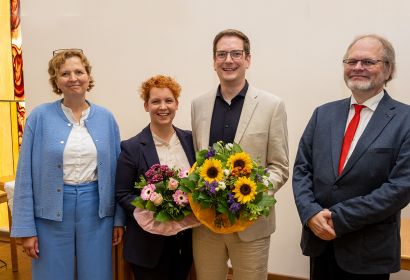 Ein neues Team für den Kirchenkreis Burgdorf: Der Vorsitzende des Wahlausschusses, Ralph Scheferling (rechts) und Regionalbischöfin i.V. Sabine Schiermeyer gratulierten dem Ehepaar Franziska und Dr. Maximilian Baden zu ihrer Wahl. Foto: Stefan Heinze