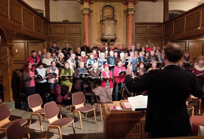 Es wird eng im Altarraum der Martinskirche, aber bei der Stellprobe fanden dennoch alle ihren Platz.