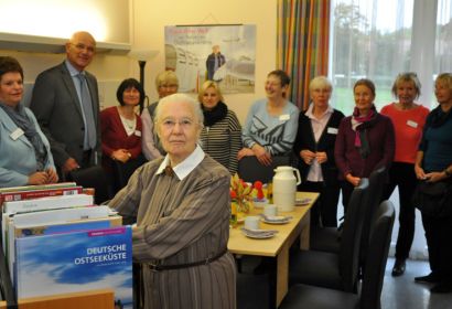 Gisela Metzdorf (vorne) freute sich über die Abschiedsworte von Superintendent Holger Grünjes und Pflegedirektorin Annelie Kadler (links). Foto: Martin Lauber