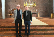 Prof. Dr. Borwin Bandelow (links) und Superintendent Holger Grünjes in der Emmauskirche. Foto: Andrea Hesse