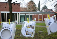 Vor dem Gemeindehaus der Emmauskirche in Langenhagen können Bastelsets von der Wäscheleine gepflückt werden. Foto: Andrea Hesse