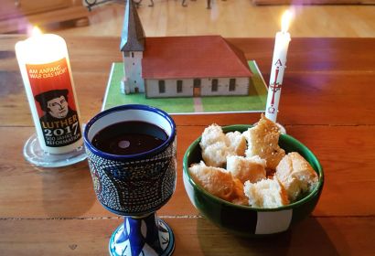 Brot und Wein am Tisch mit der Familie.