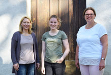Herzliche Verabschiedung: Noa Schmalstieg (Mitte) mit Dagmar Stoeber (links) und Anna Thumser. Foto: Ole Mewes