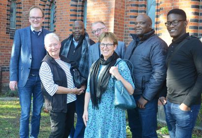Freude über den Besuch aus Südafrika (hinten von links): Pastor Rainer Müller-Jödicke, Dean Molete, Superintendent Dirk Jonas, Reverend Moshoete, Oatshela Moleko, Heide-Gret Koch (vorne links) und Dörte Behn-Hartwig. Foto: Andrea Hesse
