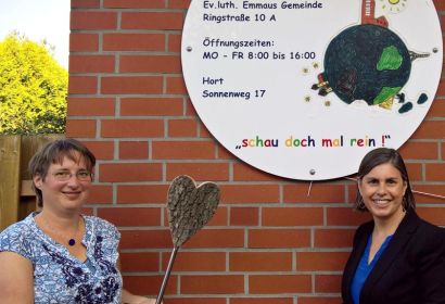 Kirchenkreis-Fundraiserin Anke Kappler (links) bekam den Preis für das Projekt „Sag mal Klettergerüst“ von Jurymitglied Becky Gilbert aus Berlin überreicht. Foto: Britta Herhaus