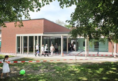 Die Glasfront des neuen Hauses öffnet sich zum Innenhof und zur Kirche. Foto: Sabine Behrens