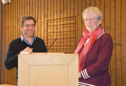 Nach fast 35 Jahren Engagement in der Christophorus-Kirche wurde Lektorin Elke von Pastor Thorsten Buck in den Ruhestand verabschiedet. Foto: Anke Wiese