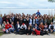 Vor schöner Kulisse am Steinhuder Meer: die Teilnehmenden mit Teamerinnen und Teamern. Foto: Dorothee Lüdeke
