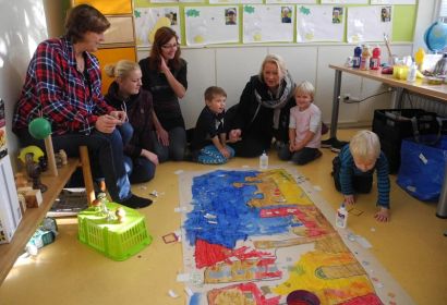 Hannes, Marlene und Tomte (von rechts) werden beim Malen von den Erzieherinnen Susanne Gieseler (von links) und Yvonne Mattern sowie Kerstin Jacob und Caren Holstein-Lemke begleitet. Foto: Bernd Stache