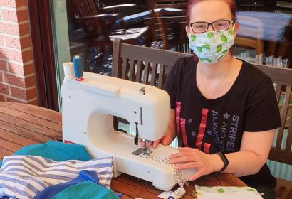 Auch Melanie Koch näht gerne Behelfsmasken für die Menschen in Engelbostel und Schulenburg. Foto: Uwe Koch
