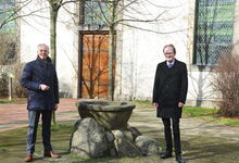 Zum Gespräch über Gott und die Welt kamen Rainer Fredermann (links) und Rainer Müller-Jödicke in Engelbostel zusammen. Foto: Andrea Hesse