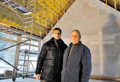 Rainer Lührs (links) und Günter Hennigs stehen auf der Baustelle des Gemeindezentrums. Foto: Knoche