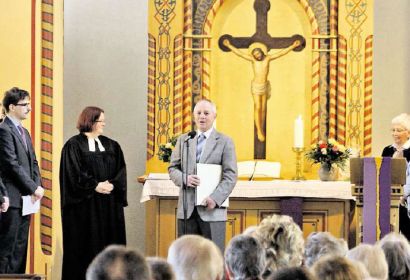 Ein Bisschen Wehmut ist ihm anzumerken: Günter Hennigs verabschiedet sich in der Marcuskiche von seinem Amt im Kirchenvorstand. Foto: Kerstin Hamann