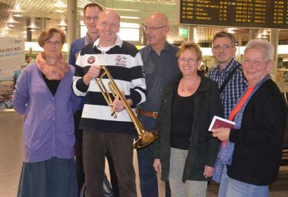 Zwischen Check In und Reisesegen am Flughafen Langenhagen(von links): Frauke Kiel, Lars Arneke, Peter Hartwig, Holger Grünjes, Dörte Behn-Hartwig, Holger Birth und Heide-Gret Koch. Foto: Andrea Hesse