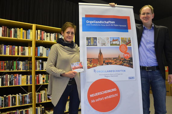 Sandra van de Loo vom Team Kultur der Region Hannover und Kantor Arne Hallmann freuen sich, dass die CD „Orgellandschaften“ rechtzeitig vor Weihnachten fertiggestellt wurde. Foto: Andrea Hesse