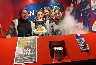 Laura Briem (2. von links) mit Mitstreiterinnen in der Waffelbude auf dem Weihnachtsmarkt der Elisabethkirche. Foto: Andrea Hesse