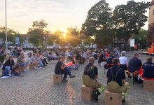 Auf Kirchentagshockern und mitgebrachten Stühlen verfolgten die Besucher*innen den Abendgottesdienst. Foto: Caroline von Blanckenburg
