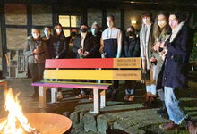 Nach dem Aufstellen weihten die Jugendlichen aus St. Michaelis Bissendorf die Regenbogenbank an der Feuerschale ein. Foto: Thorsten Buck