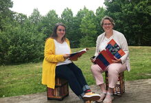 Sonja Winterhoff (links) und Anna Thumser bereiten in Zusammenarbeit mit dem Landesjugendpfarramt die Peer-to-Peer-Seelsorge im Landesjugendcamp vor. Foto: Andrea Hesse