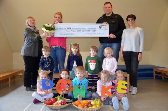 Freude bei Kindern, Team und Spendern der Kita Kranichweg: Die Obst- und Gemüseteller sind für die nächsten Wochen gesichert. Foto: Andrea Hesse