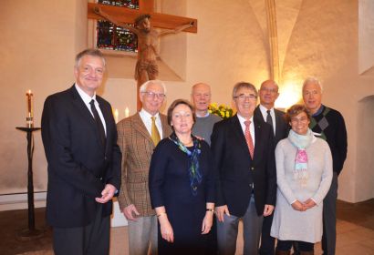 Engagement für den Umbau des Turmraums (von links): Pastor Karsten Henkmann, Wilfried Besch, Giesela Grunewaldt-Stöcker, Matthias Krüger, Prof. Harald Riedel, Superintendent Holger Grünjes, Sabine Wichmann und Gerd Kastrup. Foto: Andrea Hesse