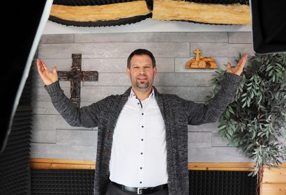 Pastor Marc Gommlich in seinem Aufnahmestudio. Foto: Ev.-luth. Elia-Kirchengemeinde