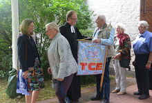 Mit persönlichen guten Wünschen verabschiedeten viele Mitglieder der Martinskirchengemeinde ihren Pastor und seine Frau Wiebke Müller-Jödicke (links). Foto: Andrea Hesse