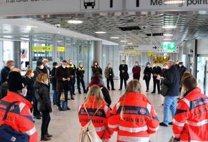 Nach dem Corona-Test und vor den Dreharbeiten: Besprechung zum Drehplan am Flughafen. Foto: Henry Sisolefsky
