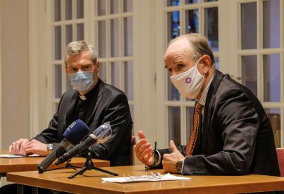 Bischof Heiner Wilmer (links) und Landesbischof Ralf Meister stellten die gemeinsame Erklärung der Bischöfe vor. Foto: Jens Schulze
