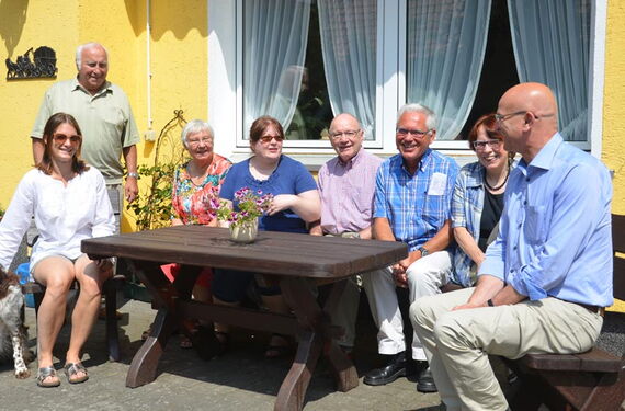 Zwischenstopp auf der Terrasse der KV-Vorsitzenden: die kleine Gruppe, die Superintendent Holger Grünjes während der Visitationstour durchs Gemeindegebiet begleitete. Foto: Andrea Hesse