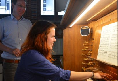 Mit Orgelunterricht bei Kantor Arne Hallmann hat sich Miriam Venz auf die Aufnahmeprüfung vorbereitet. Foto: Andrea Hesse
