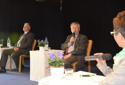 Moderiert von Redakteurin Antje Bismark diskutierten Mirko Heuer (links) und Friedhelm Fischer vor rund 80 Zuhörerinnen und Zuhörern. Foto: Andrea Hesse