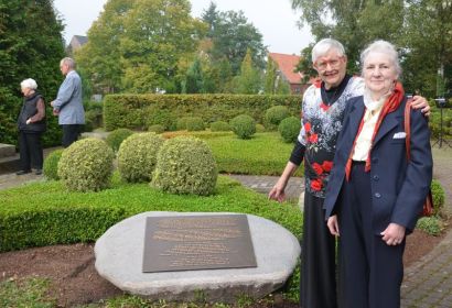 Joan Thickstun Buhrmann, Witwe des 1944 überlebenden Wayne Buhrmann, und Margrit Dietterle haben sich an der Gedenktafel kennengelernt. Foto: Andrea Hesse