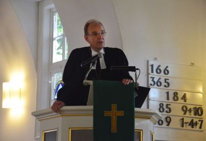 „Wenn wir nicht teilen, werden uns unsere Vorräte nicht helfen“: Landesbischof Ralf Meister predigt in der Ludwig-Harms-Kirche. Foto: Andrea Hesse