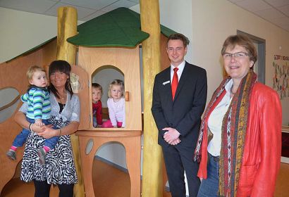 Doris Stadler (rechts) und Philipp Jacob freuen sich mit Erzieherin Lydia Frank und Leon, Marit und Paula über das neue Märchenhaus im Gruppenraum der Engelbosteler Krippe. Foto: A. Hesse