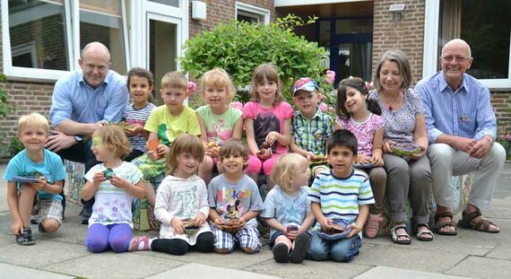 Carsten Lambrich (links) und Wolf Wienecke vom Lions Club freuen sich gemeinsam mit Urszula Paliga und beteiligten Kindern über das erfolgreiche Projekt. Foto: Simone Kardolski