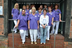 Seit 25 Jahren einem ganzheitlichen, christlichen Pflegeverständnis verpflichtet: das Team der Diakoniestation Burgwedel. Foto: Hans Hermann Schröder