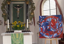 1,50 mal 1,50 Meter misst das Bild „Ein Herz für die Welt“; zu sehen ist es in der Kirche St. Georg in Mellendorf.